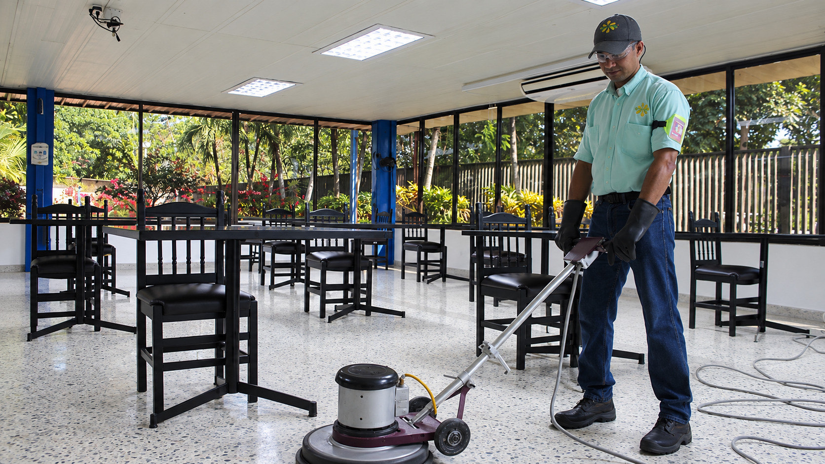 Operario de Florecer brillando pisos con máquina industrial